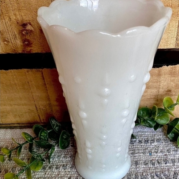 VINTAGE MILK GLASS VASE - Picture 1 of 10